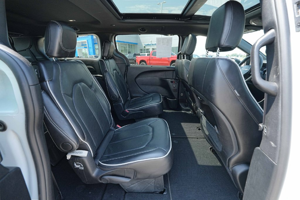 Used 2025 Chrysler Pacifica Limited FWD image 24