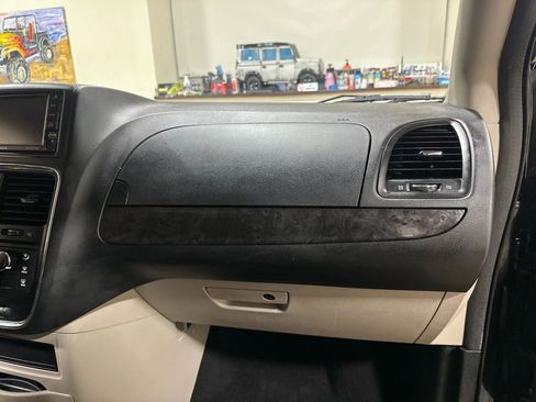 Used 2018 Dodge Grand Caravan SE w/ UConnect Hands-Free Group image 31