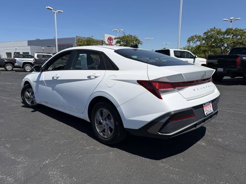 Used 2025 Hyundai Elantra SE FWD image 5