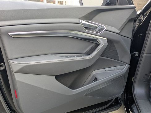 Used 2022 Audi e-tron Premium image 16