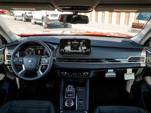 New 2025 Mitsubishi Outlander SE image 13