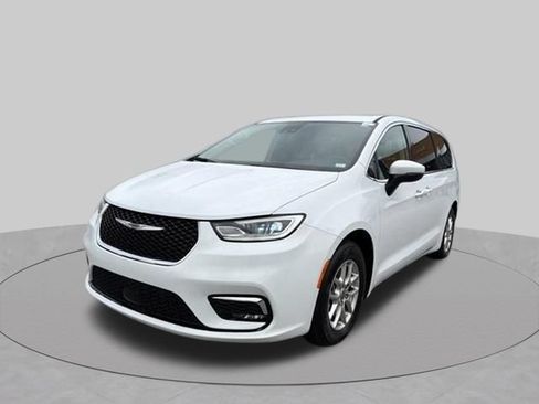Used 2023 Chrysler Pacifica Touring-L FWD image 43
