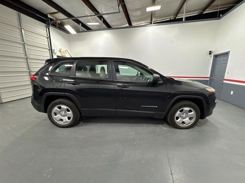 Used 2015 Jeep Cherokee Sport FWD image 6