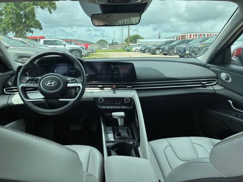 Used 2025 Hyundai Elantra Limited FWD image 31