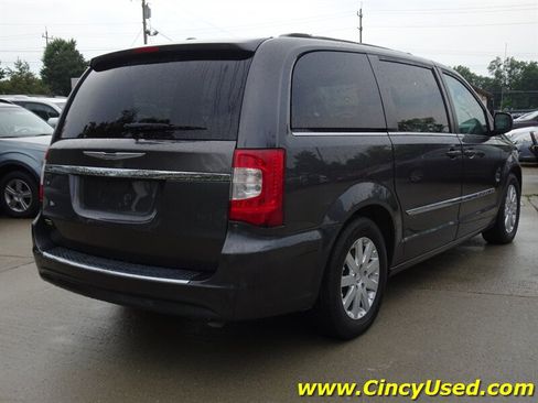 Used 2016 Chrysler Town & Country Touring FWD image 7