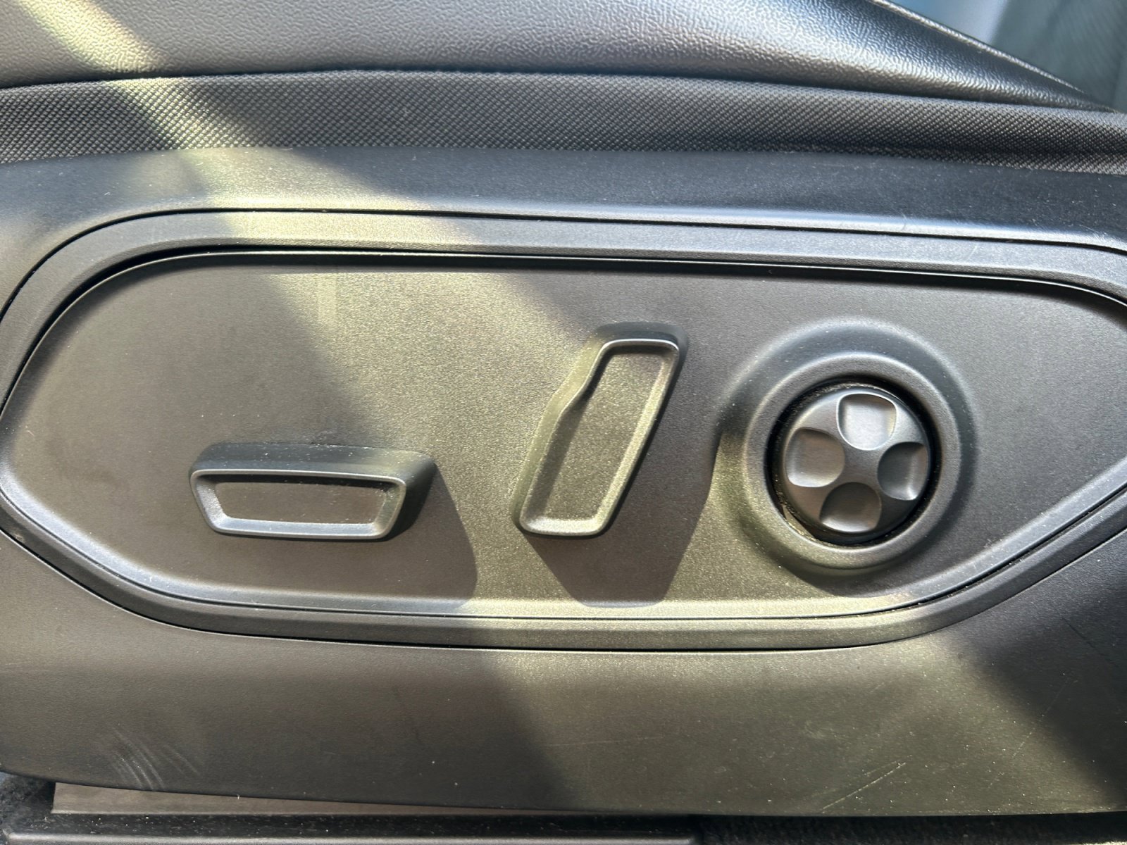 Used 2025 Jeep Grand Cherokee Altitude AWD/4WD image 23