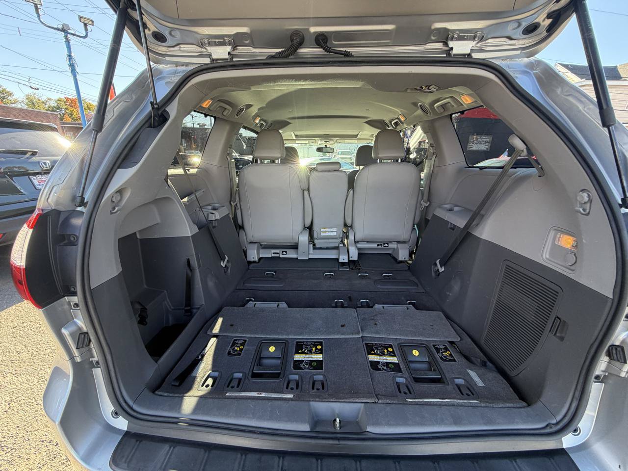 Used 2017 Toyota Sienna XLE w/ XLE Navigation Package FWD image 16