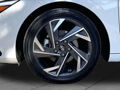 Certified 2025 Hyundai Elantra SEL FWD image 11