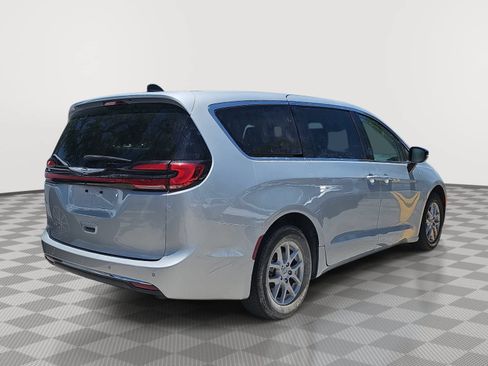 Used 2024 Chrysler Pacifica Touring-L FWD image 8