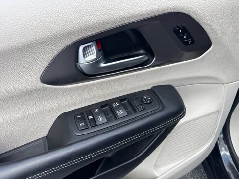 Used 2023 Chrysler Pacifica Touring-L FWD image 19