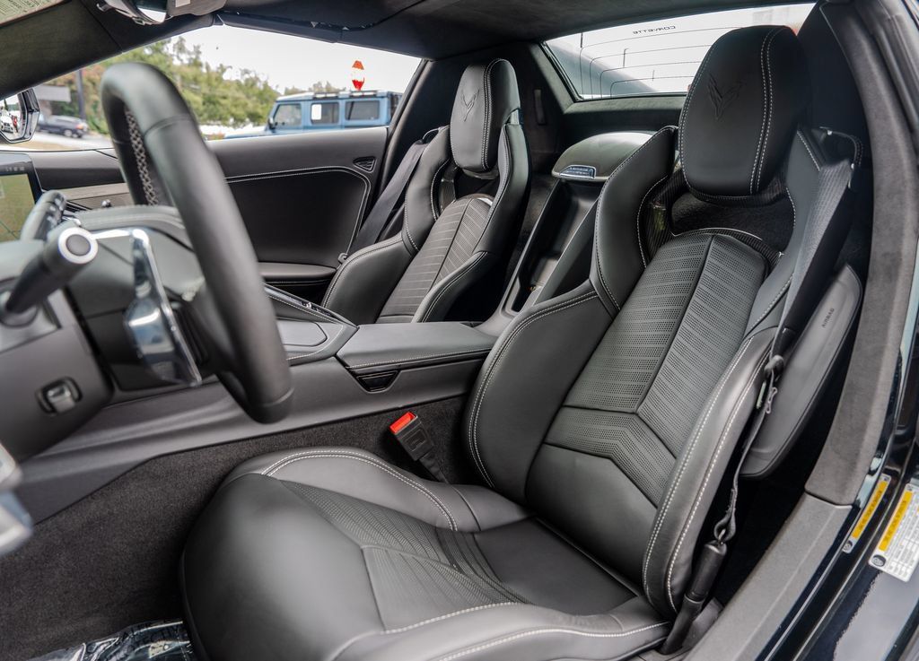 Used 2025 Chevrolet Corvette Stingray Premium Conv w/ Z51 Performance Package RWD image 19