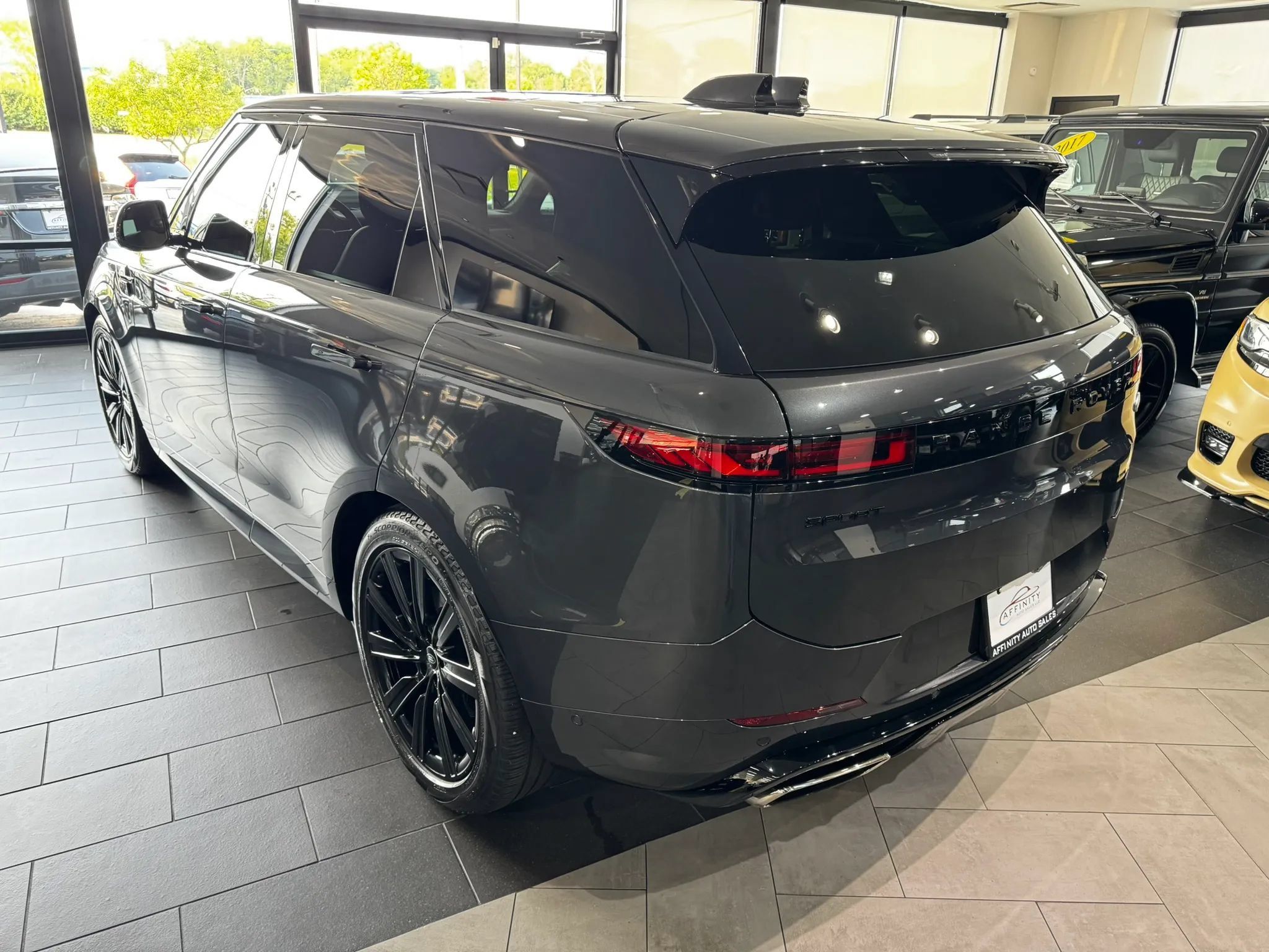 Used 2023 Land Rover Range Rover Sport SE Dynamic AWD/4WD image 3