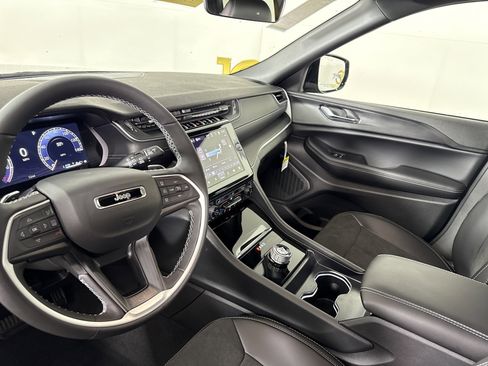 New 2025 Jeep Grand Cherokee Altitude image 27