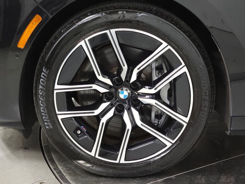 Used 2025 BMW 760i xDrive w/ Premium Package image 12