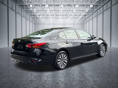 Used 2025 Nissan Altima 2.5 SV FWD image 9