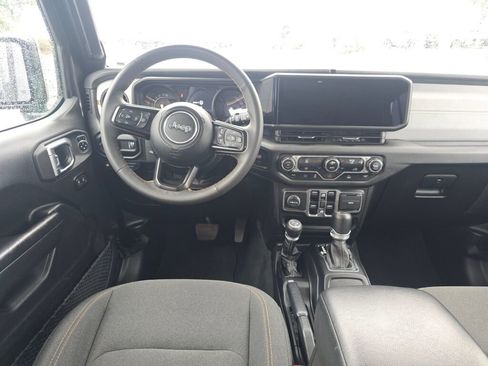 Used 2024 Jeep Wrangler Unlimited image 15