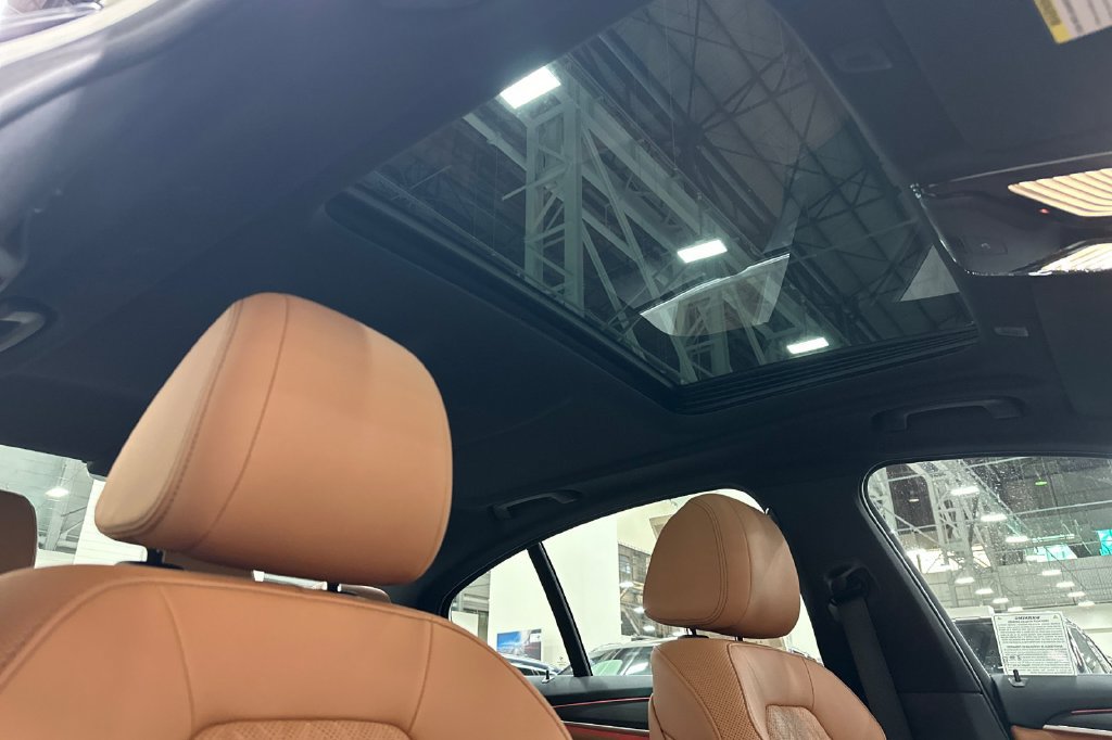 Used 2023 BMW 530i w/ Convenience Package RWD image 18