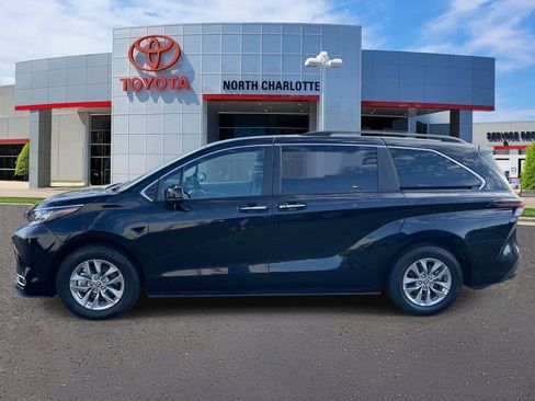 Used 2024 Toyota Sienna XLE FWD image 6