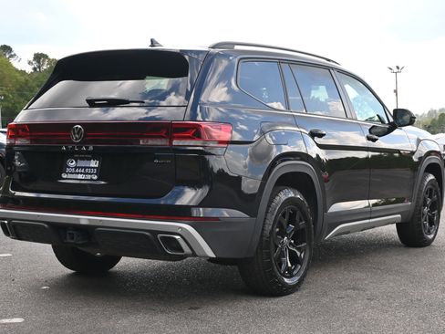 Used 2024 Volkswagen Atlas Peak Edition SE image 9
