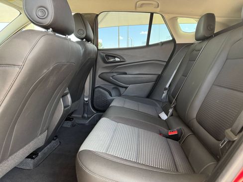 Used 2025 Chevrolet Trax LT FWD image 25