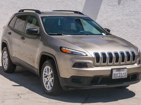 Used 2016 Jeep Cherokee Sport FWD image 3