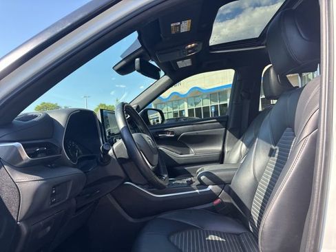 Used 2021 Toyota Highlander XSE image 12