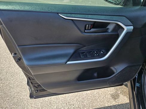 Used 2020 Toyota RAV4 LE FWD image 10
