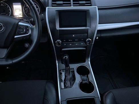 Used 2017 Toyota Camry SE image 11