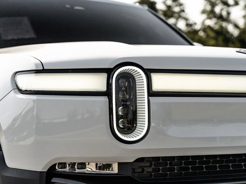 Used 2023 Rivian R1S Adventure AWD/4WD image 11