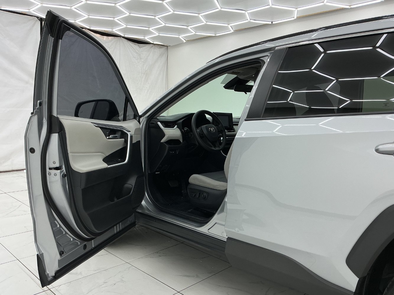 Used 2020 Toyota RAV4 XLE FWD image 16