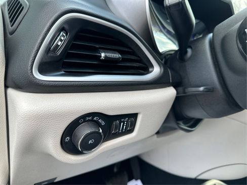 Used 2023 Chrysler Pacifica Touring-L FWD image 19
