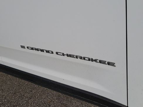 Used 2025 Jeep Grand Cherokee Limited w/ Luxury Tech Group II image 12