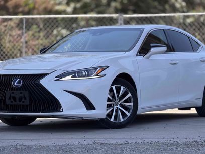 Used 2019 Lexus ES 300h w/ Accessory Package 2