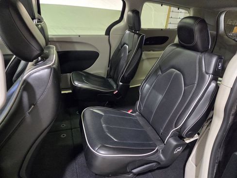 Used 2021 Chrysler Pacifica Limited AWD/4WD image 22