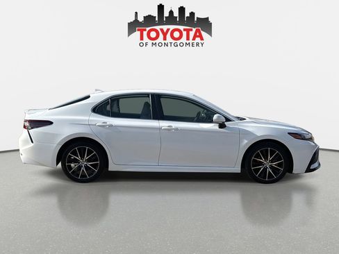 Used 2024 Toyota Camry SE image 2