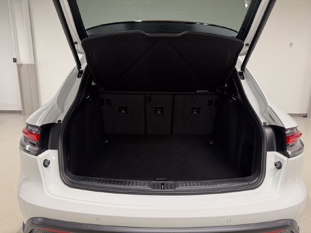 Certified 2026 Porsche Macan AWD/4WD image 12