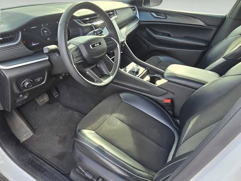 Used 2024 Jeep Grand Cherokee Altitude AWD/4WD image 16