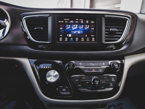 Used 2019 Chrysler Pacifica Touring-L image 4