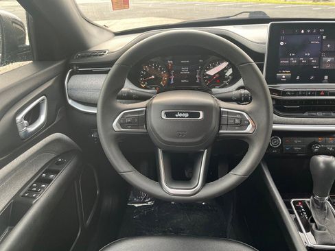 Used 2024 Jeep Compass Latitude image 11