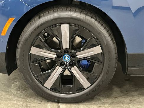 Used 2023 BMW iX xDrive50 w/ Sport Package AWD/4WD image 34
