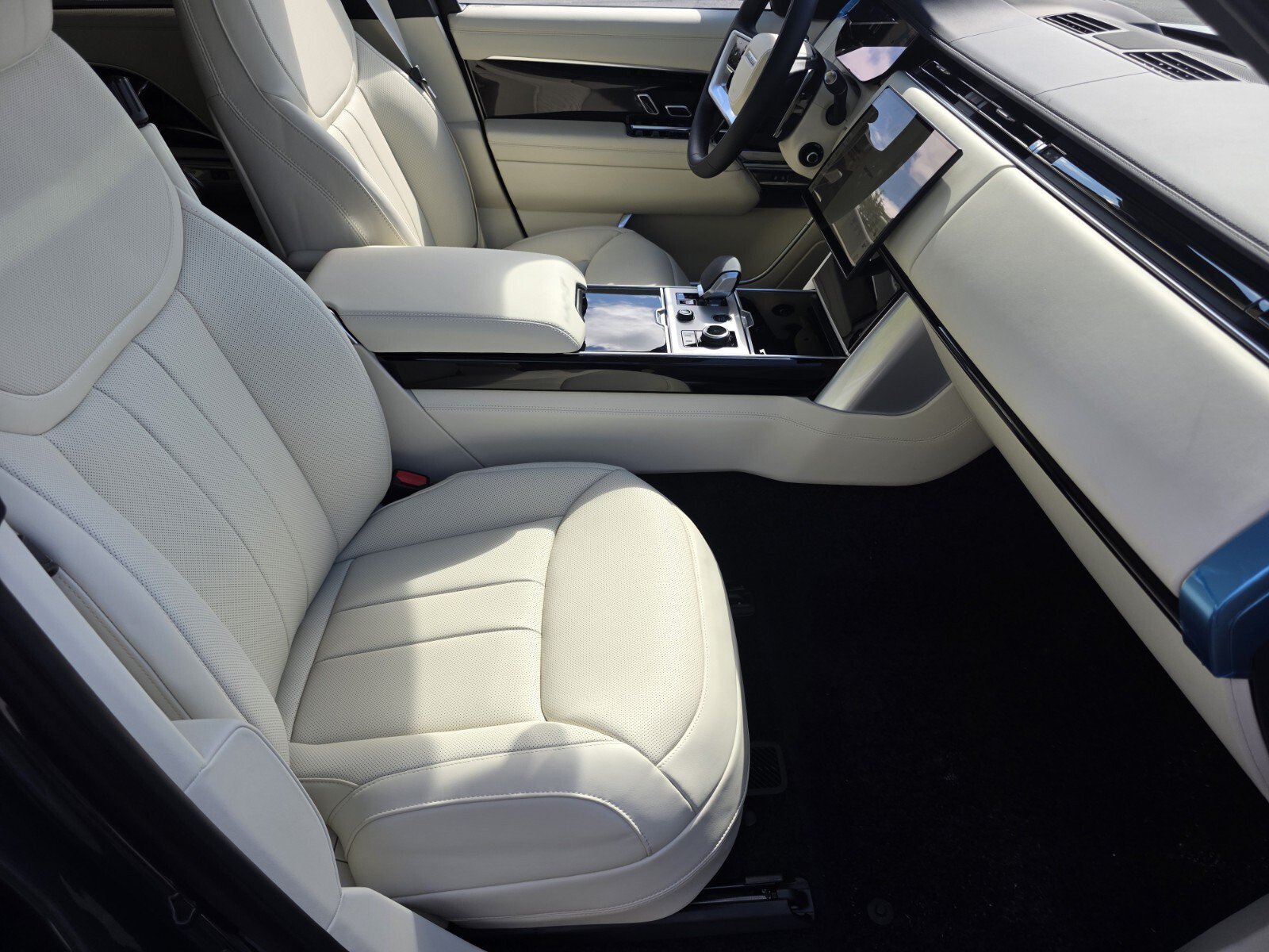 New 2027 Land Rover Range Rover Long Wheelbase SE AWD/4WD image 3