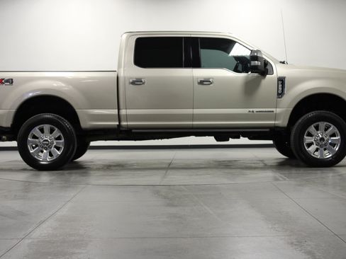 Used 2017 Ford F250 Platinum w/ Platinum Ultimate Package AWD/4WD image 3