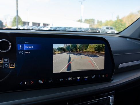 Used 2025 Chevrolet Traverse LT FWD image 25
