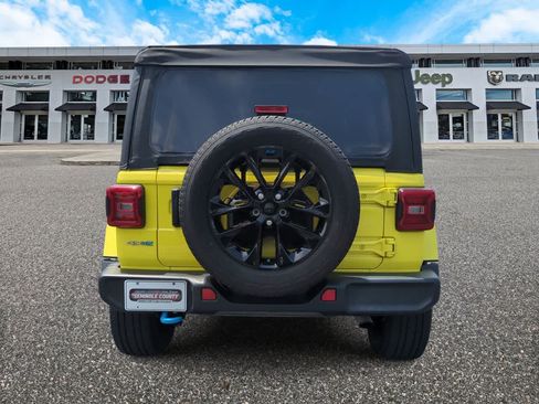 Used 2023 Jeep Wrangler Unlimited Sahara AWD/4WD image 7