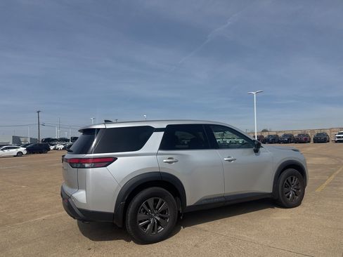 Used 2023 Nissan Pathfinder S image 19