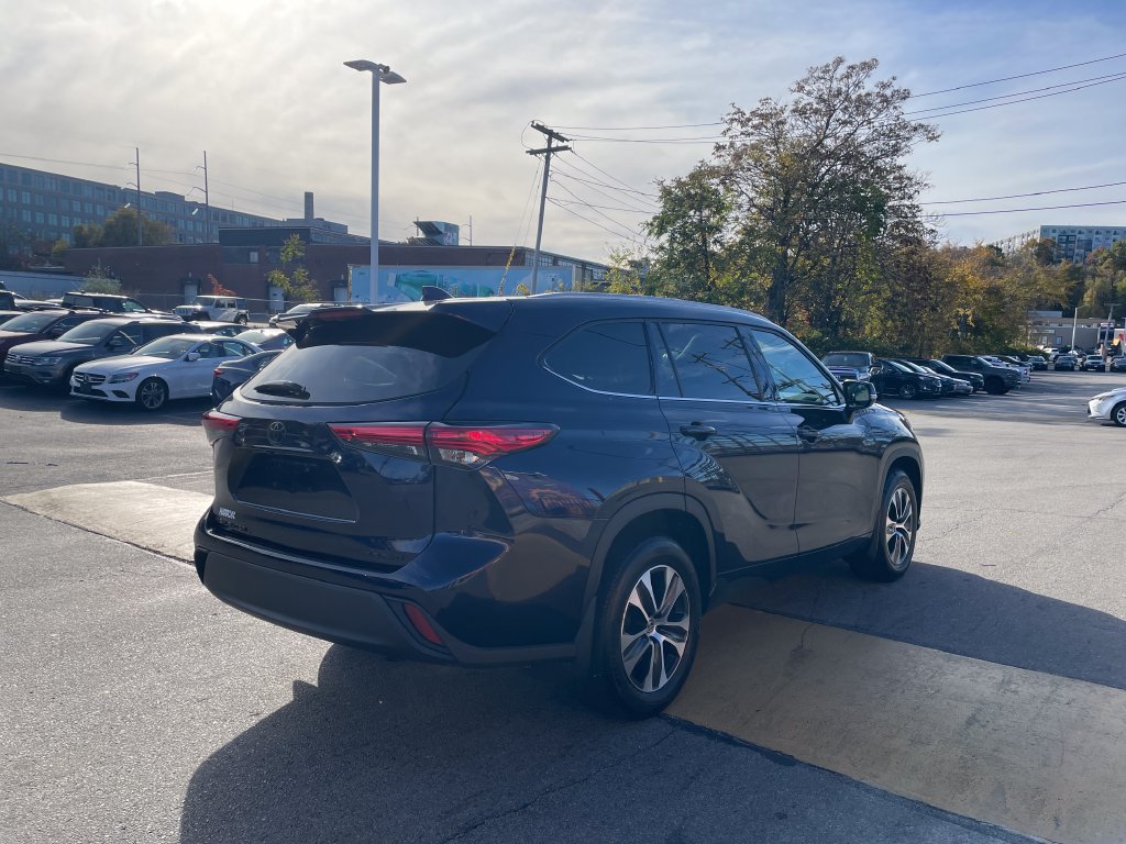 Used 2022 Toyota Highlander XLE AWD/4WD image 5