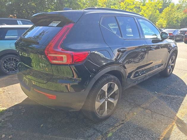 Used 2025 Volvo XC40 B5 Plus AWD/4WD image 4