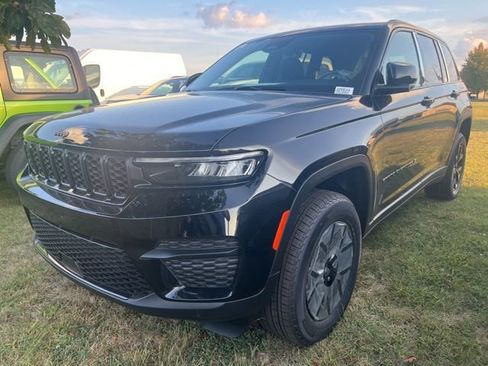 New 2025 Jeep Grand Cherokee Altitude image 2