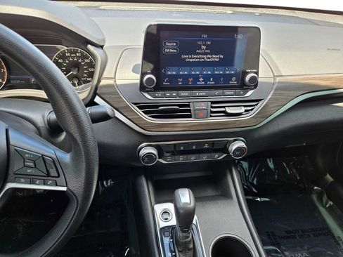 Used 2025 Nissan Altima 2.5 SV FWD image 21