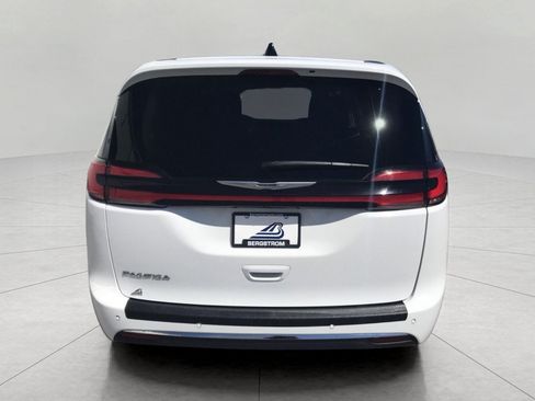 Used 2024 Chrysler Pacifica Touring-L FWD image 26